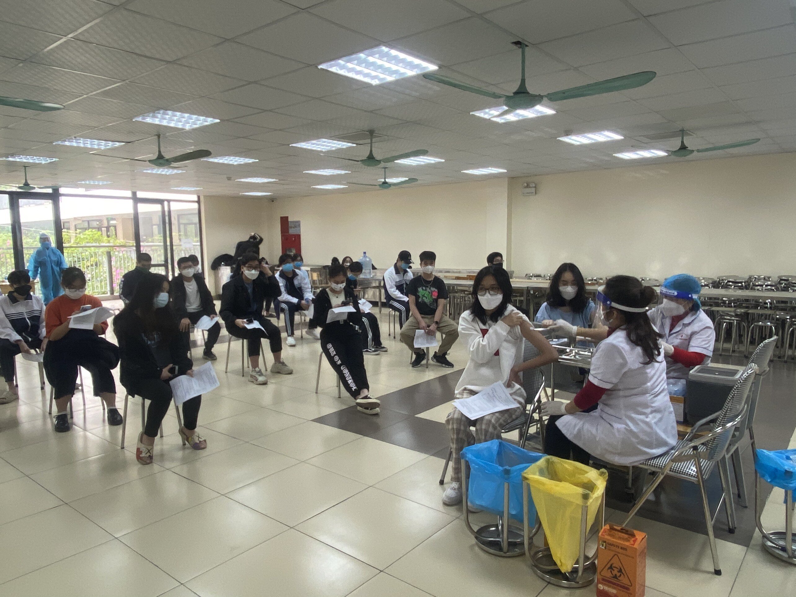 Cũng trong sáng nay, Trường THPT Khương Đình (quận Thanh Xuân) cũng tổ chức tiêm cho học sinh từ 15 đến 17 tuổi.