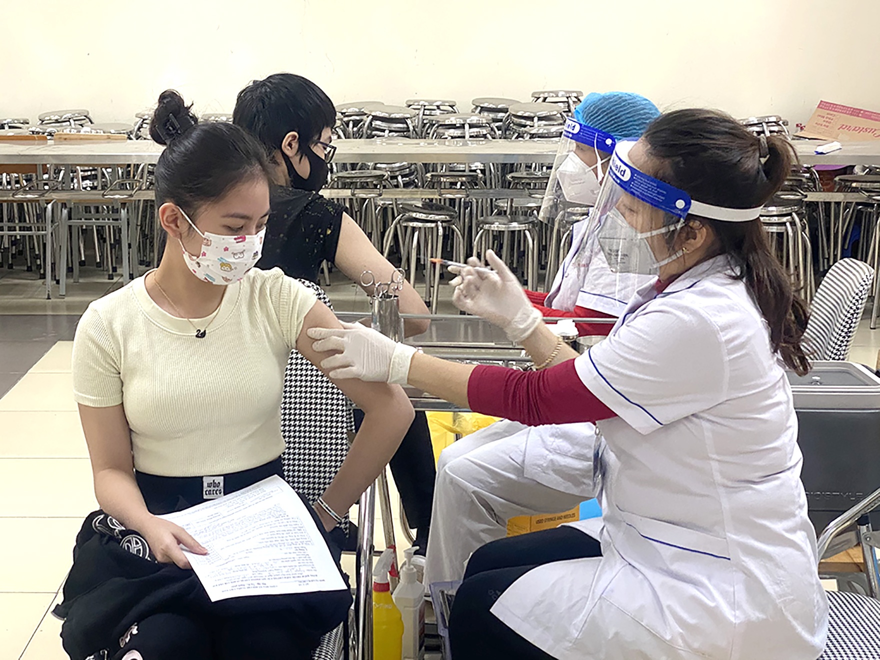 Được biết, Sở Y tế Hà Nội đã phân bổ 304.140 liều cho 30 quận, huyện để thực hiện tiêm mũi 1 cho trẻ từ 15-17 tuổi đang học tập, sinh sống trên địa bàn Hà Nội theo lộ trình hạ dần độ tuổi (có thể sử dụng để tiêm trả mũi 2 cho trẻ từ 15 đến 17 tuổi sau khi đã hết đối tượng tiêm mũi 1 trên địa bàn), bảo đảm khoảng cách giữa 2 mũi ít nhất là 3 tuần. Thời gian hoàn thành đợt tiêm chủng này trước ngày 25/11.