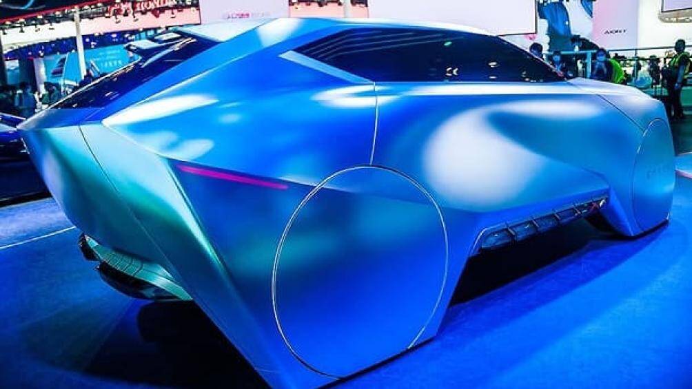 Hình dạng tổng thể được của mẫu xe này là một chiếc SUV, nhưng nó cũng ẩn chứa không ít chất thể thao. Ví như bộ cửa cánh chim ở hai bên