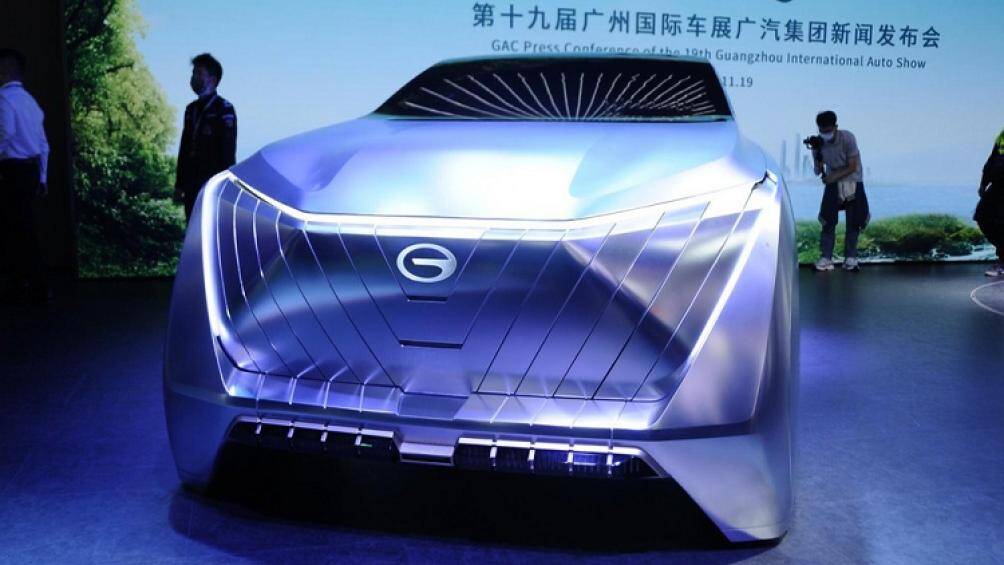 Ngoại thất chiếc xe có phong cách khoa học viễn tưởng kết hợp nhiều góc cạnh sắc nét, bao gồm: Lưới tản nhiệt khép kín bao phủ gần như hoàn toàn đầu xe