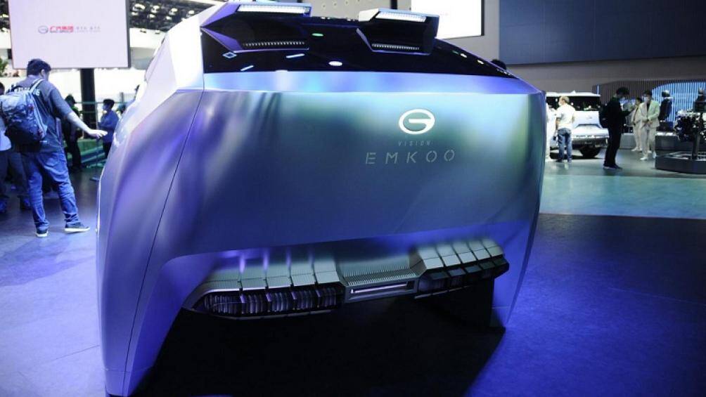 Các đèn hậu là mô phỏng "gươm ánh sáng", trong khi thiết kế nội thất lại được truyền cảm hứng bởi sóng âm thanh