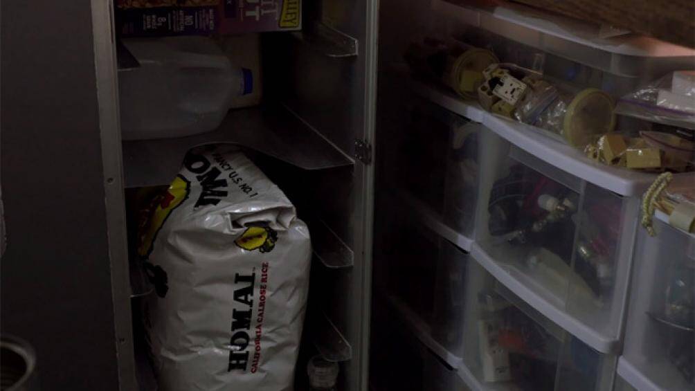 Nhà bếp chất đầy các loại đồ hộp và thực phẩm đóng gói hút chân không do ông Bruce Campbell không phải là một người giỏi nấu ăn