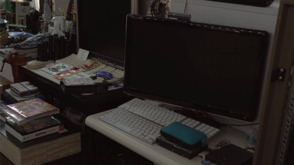 Đối diện bếp vừa là khu làm việc vừa là phòng ăn nhỏ. Khi rảnh rỗi, ông Campbell sẽ chế tạo một số đồ dùng điện để giết thời gian