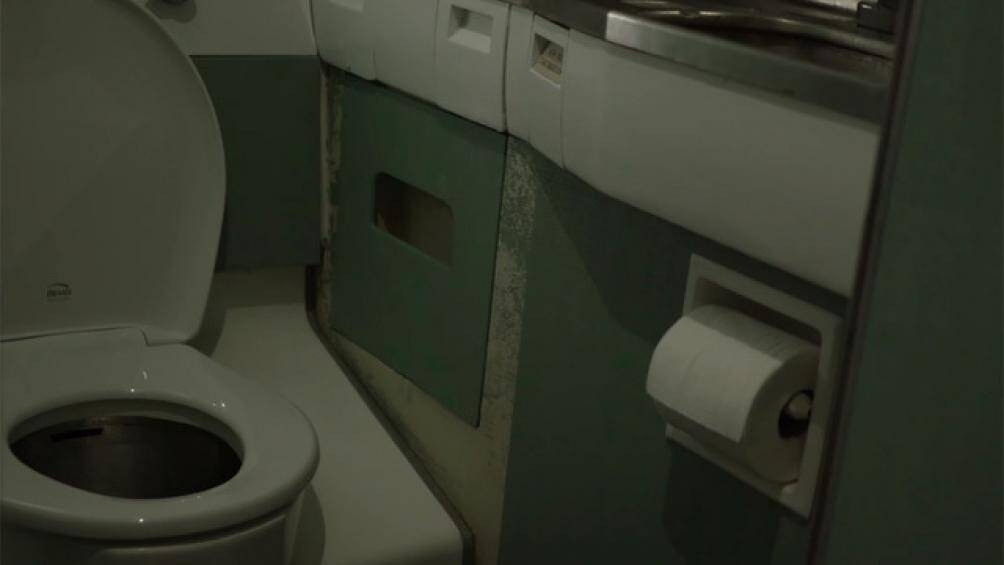 Ở khu vực nhà vệ sinh và phòng tắm, "ngôi nhà" về cơ bản vẫn giữ nguyên thiết kế đường ống ban đầu của máy bay