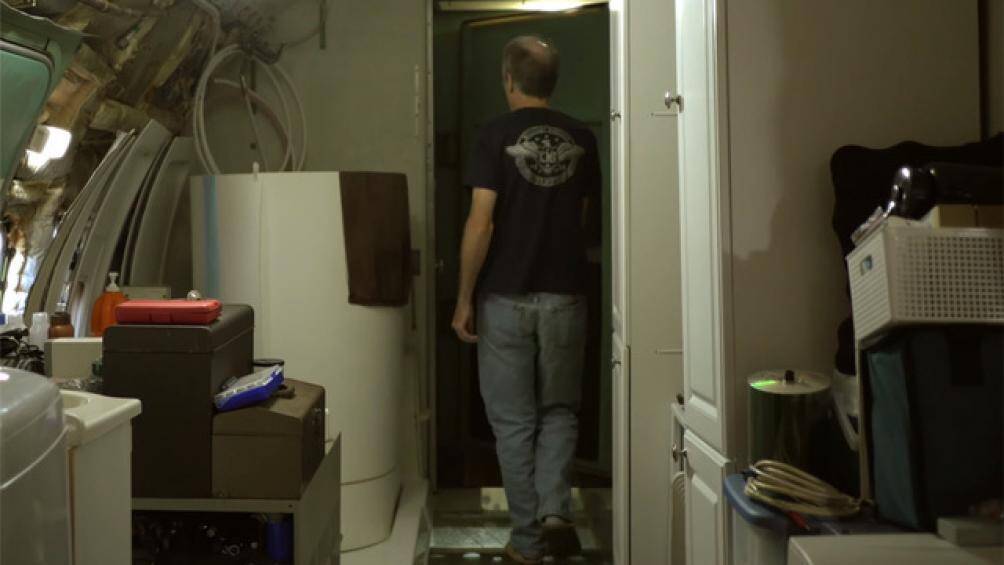 Phòng vệ sinh nguyên bản cũng được giữ nguyên, bồn rửa, ngăn kéo đựng giấy, bồn cầu và các thiết bị khác đều có sẵn