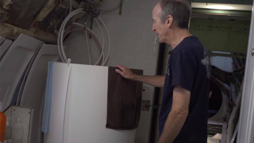 Tất cả các cửa cabin, bao gồm cả lối thoát hiểm, hiện đã mất khả năng điều khiển điện tử, nhưng chúng vẫn có thể được mở bằng tay