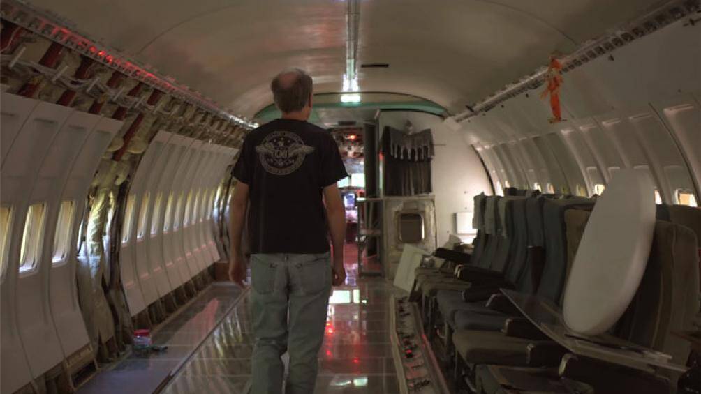 Khu vực đầu máy bay cố gắng giữ lại hình dáng ban đầu nhiều nhất có thể, nhưng hầu hết các ghế đã bị loại bỏ