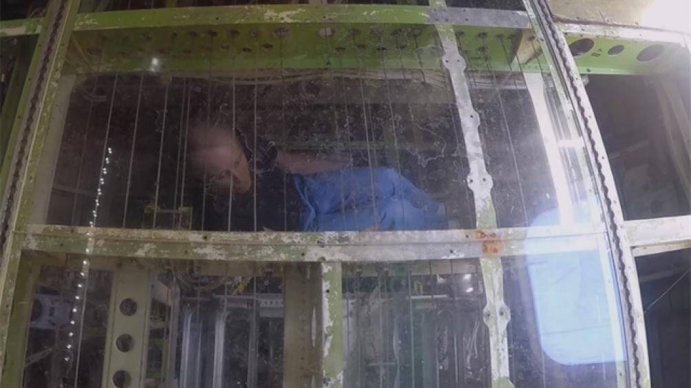 Sàn "nhà" được làm với kính trong suốt, nhìn rõ đường ống điện nước bên dưới, vì vậy ông Campbell có thể sửa nó dễ dàng