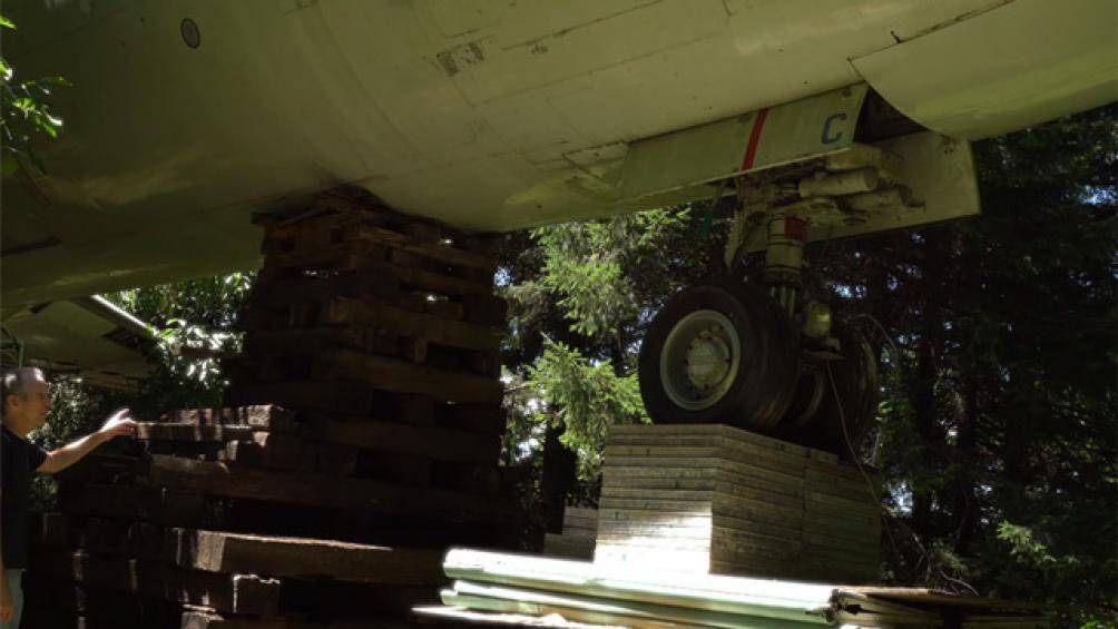 Để kết cấu cabin chắc chắn hơn, ông Campbell đã dựng và kê thêm một bệ gỗ chịu lực bên dưới