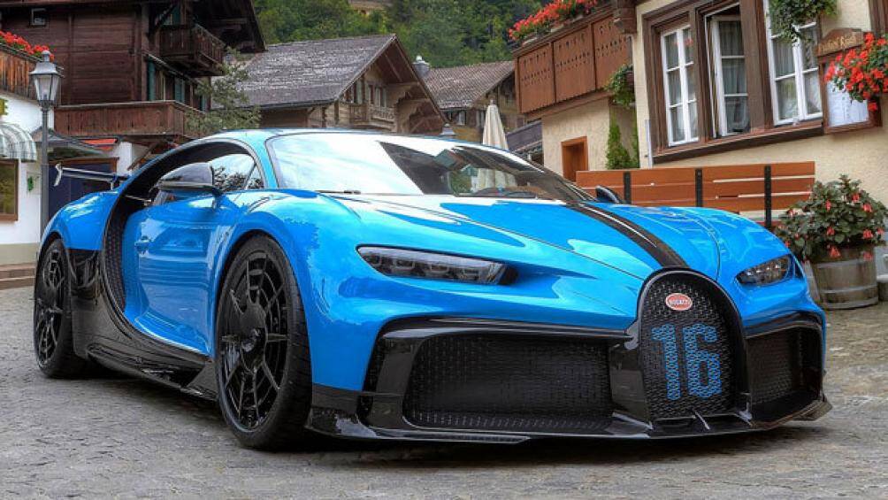 1. Bugatti Chiron Pur Sport 2021 (mức tiêu thụ nhiên liệu ở đường cao tốc: 18,09 lít/100 km)