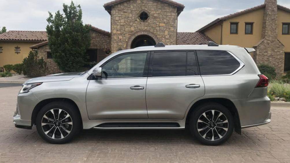9. Lexus LX 570 2021 (mức tiêu thụ nhiên liệu ở đường cao tốc: 14,7 lít/100 km)