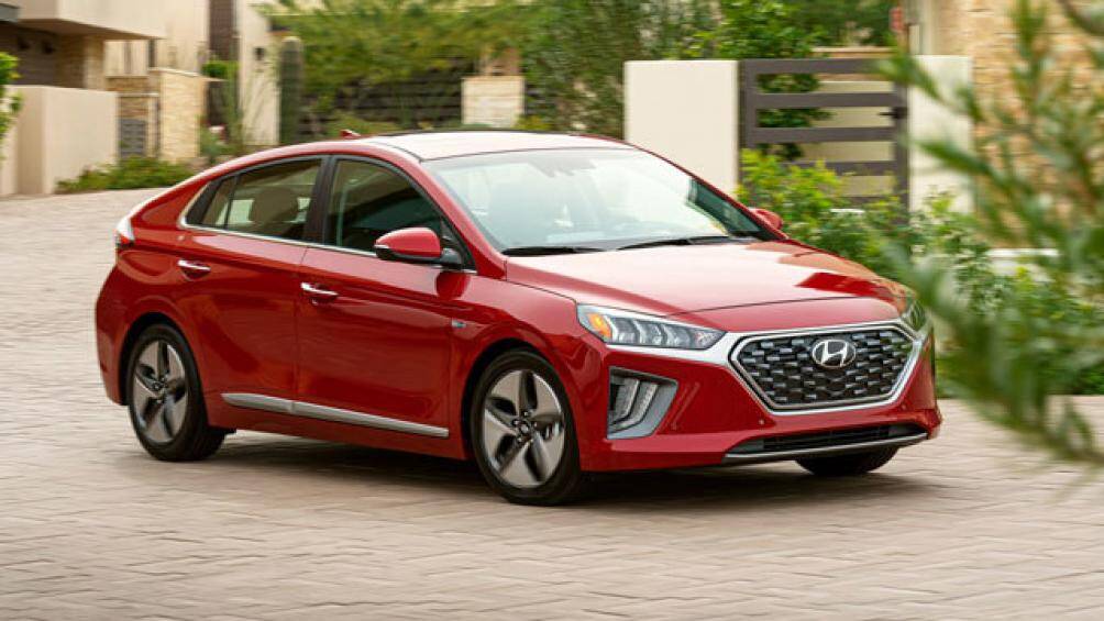 1. Hyundai Ioniq 2022 (mức tiêu hao nhiên liệu ở đường hỗn hợp: 3,99 lít/100 km)