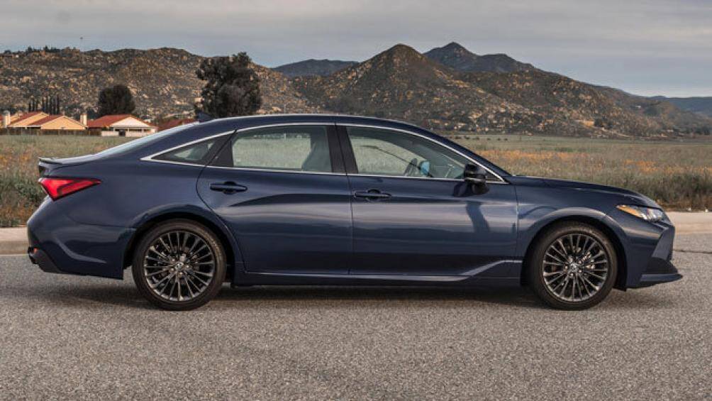 10. Toyota Avalon Hybrid 2021 (mức tiêu hao nhiên liệu ở đường hỗn hợp: 5,35 lít/100 km)