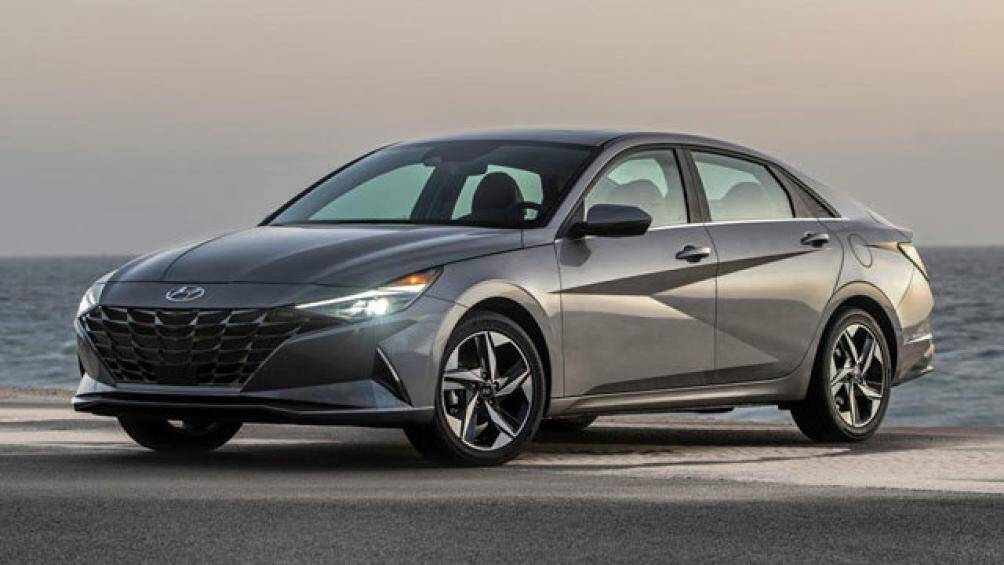 3. Hyundai Elantra Hybrid 2022 (mức tiêu hao nhiên liệu ở đường hỗn hợp: 4,36 lít/100 km)