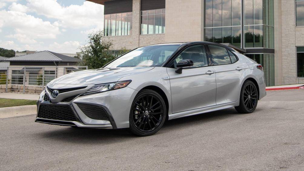 5. Toyota Camry Hybrid 2022 (mức tiêu hao nhiên liệu ở đường hỗn hợp: 4,52 lít/100 km)