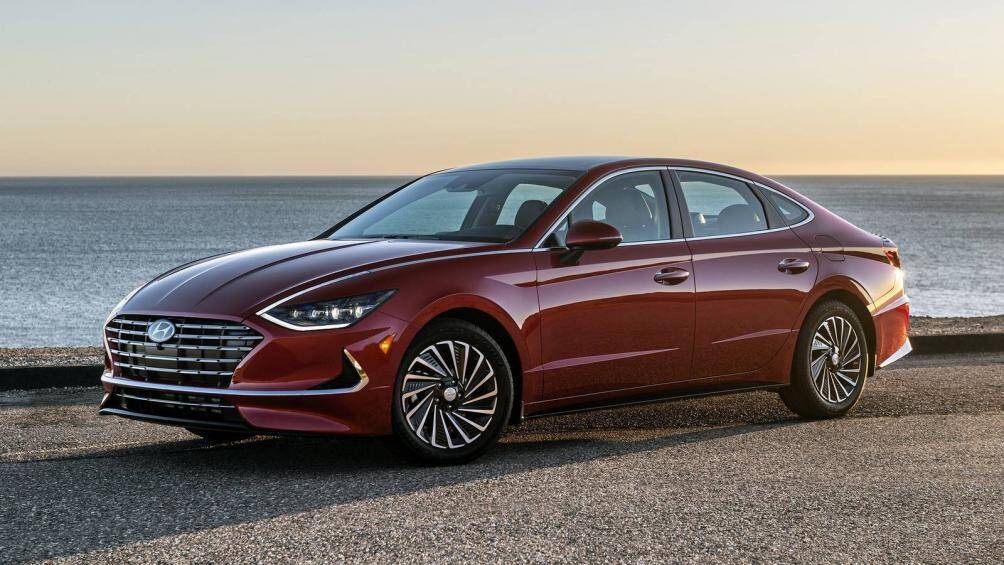 6. Hyundai Sonata Hybrid 2022 (mức tiêu hao nhiên liệu ở đường hỗn hợp: 4,52 lít/100 km)