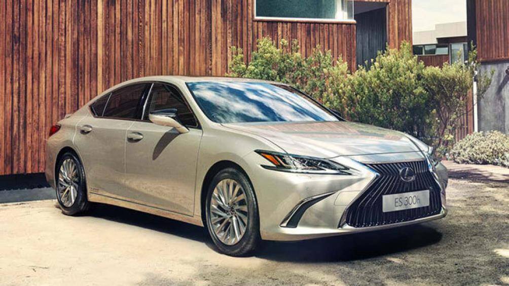 9. Lexus ES Hybrid 2021 (mức tiêu hao nhiên liệu ở đường hỗn hợp: 5,35 lít/100 km)