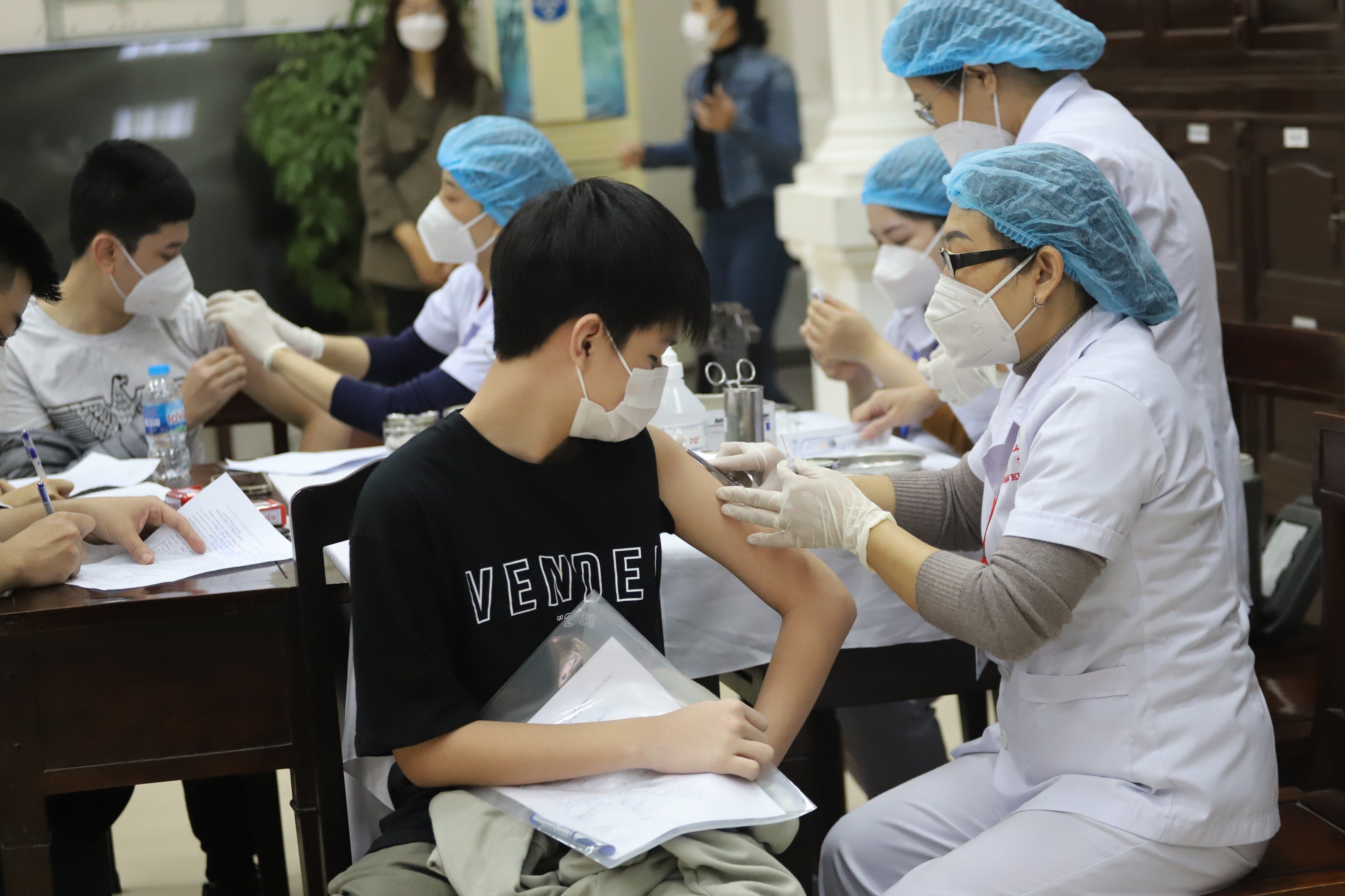 Sáng nay (27/11), TP Hà Nội bắt đầu triển khai tiêm vaccine Covid-19 cho học sinh lớp 9 đang học tập trên toàn địa bàn.