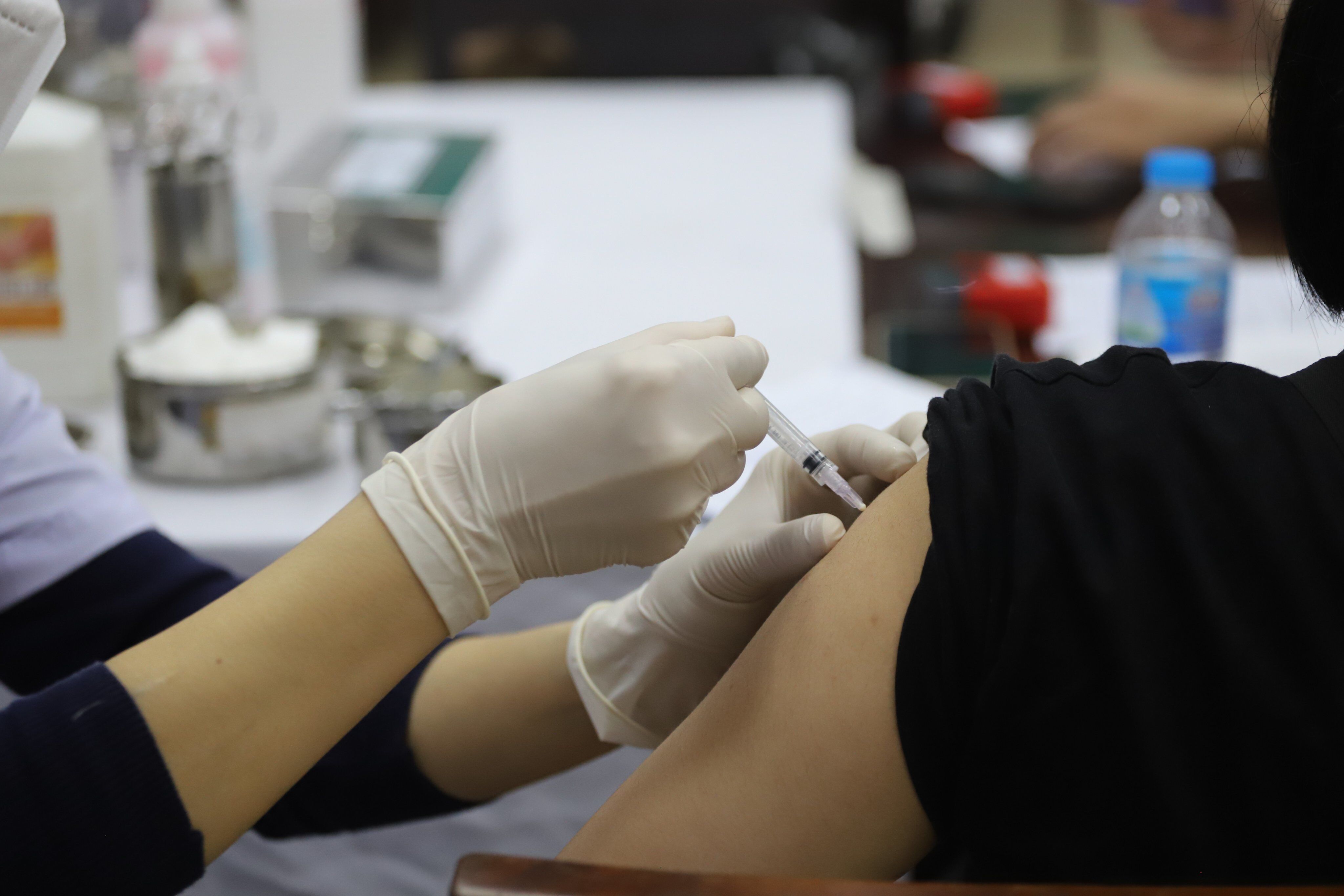 Trước đó, ngày 26/11, TP Hà Nội tiếp tục triển khai tiêm 31.082 mũi vaccine Covid-19 cho học sinh lớp 10, 11 và 12 tại 26 đơn vị. Cộng dồn tới 17h30 ngày 26/11, toàn thành phố đã tiêm được 266.281 mũi cho trẻ từ 15 đến 17 tuổi.