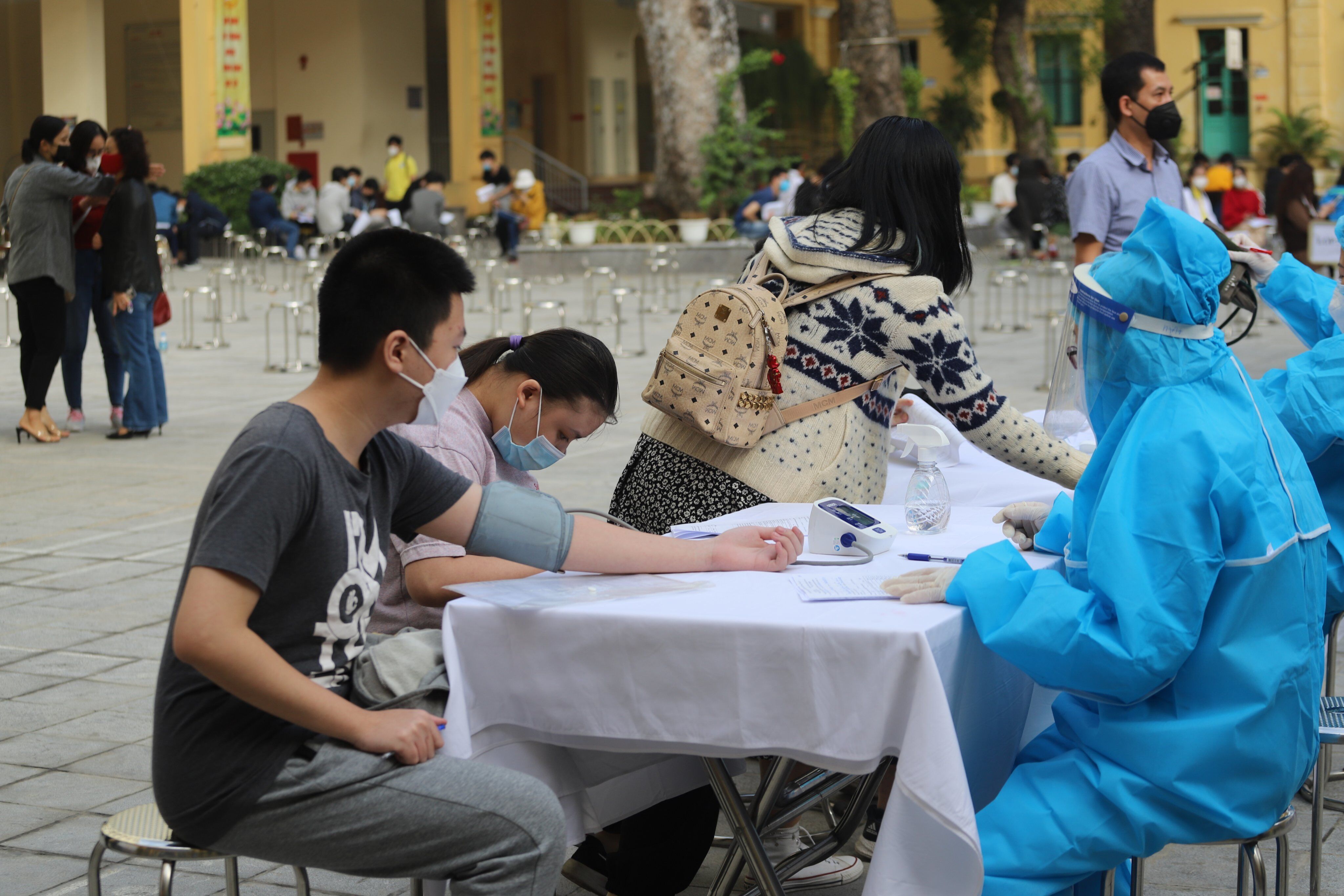 Đến chiều 26/11, nhiều quận, huyện đã hoàn thành xong việc tiêm vaccine cho trẻ từ 15 đến 17 tuổi và chuẩn bị tiêm cho trẻ từ 12 đến 14 tuổi.