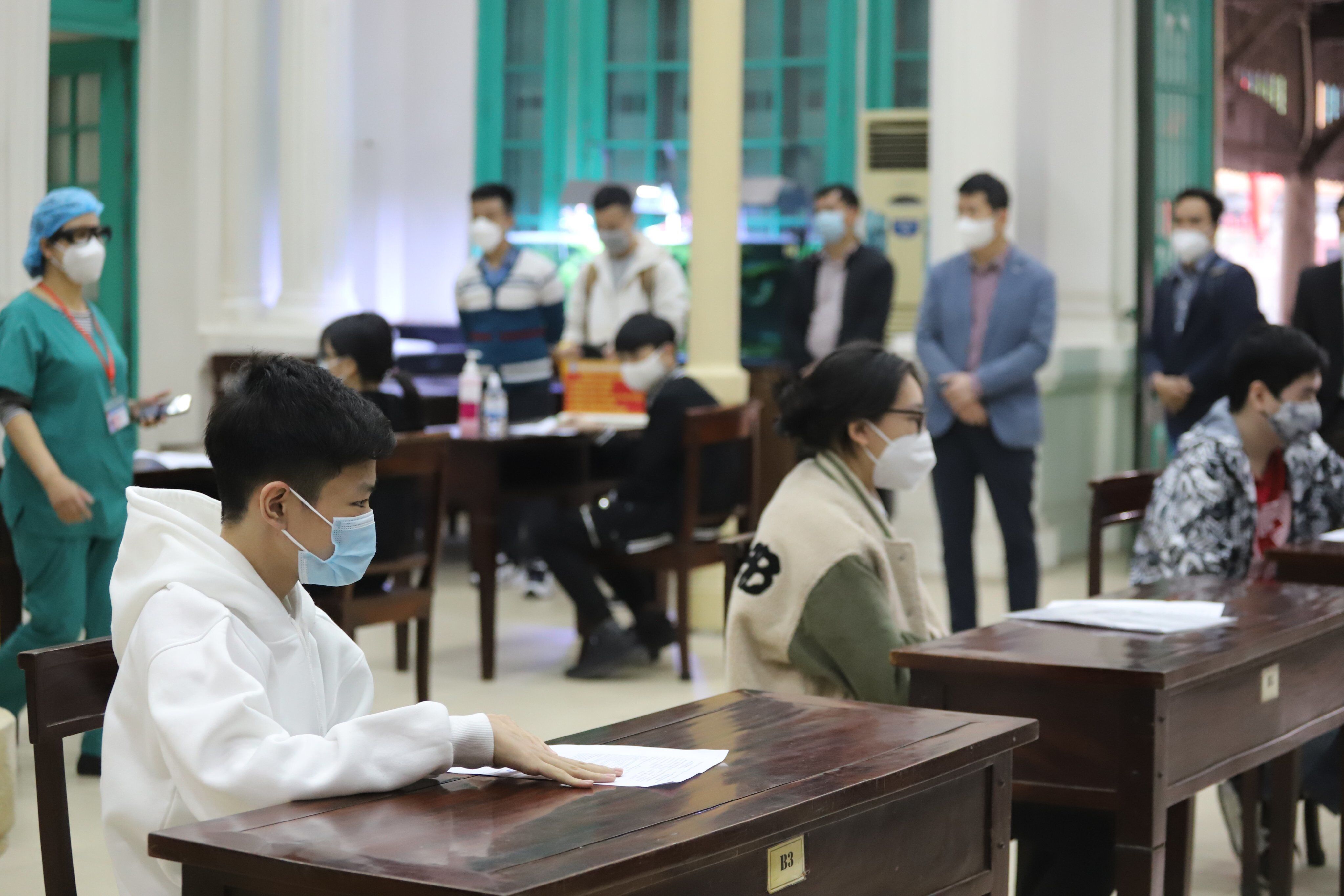 Tại trường THCS Trưng Vương (quận Hoàn Kiếm), gần 700 em học sinh khối 9 đã được bố mẹ, người thân đưa đến trường tiêm mũi vaccine đầu tiên.