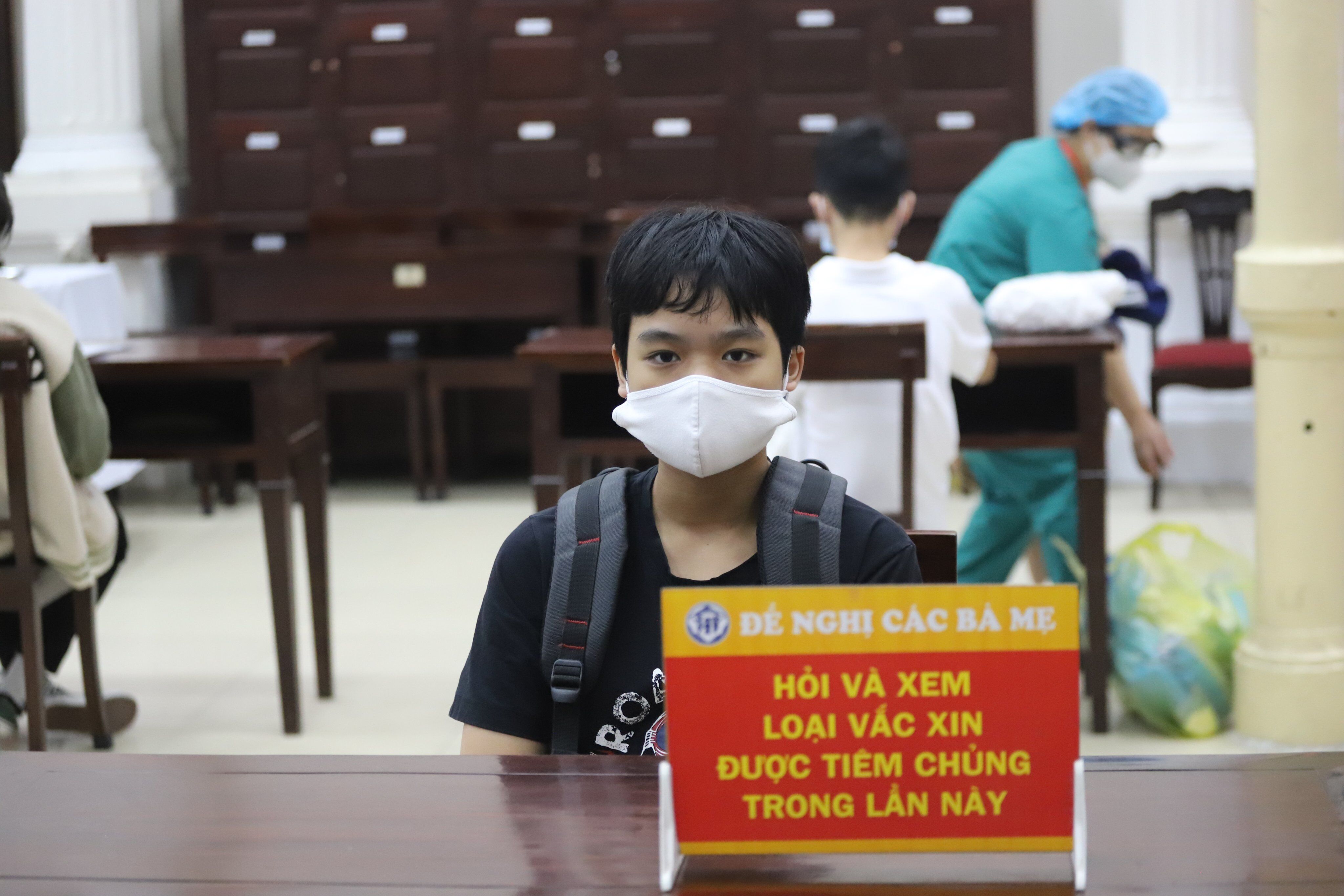 Những biển với dòng chữ "đề nghị các bà mẹ hỏi và xem loại vaccine được tiêm trong lần này" cũng đã được trường THCS Trưng Vương để trên bàn để phụ huynh và các em có thể dễ dàng đọc.