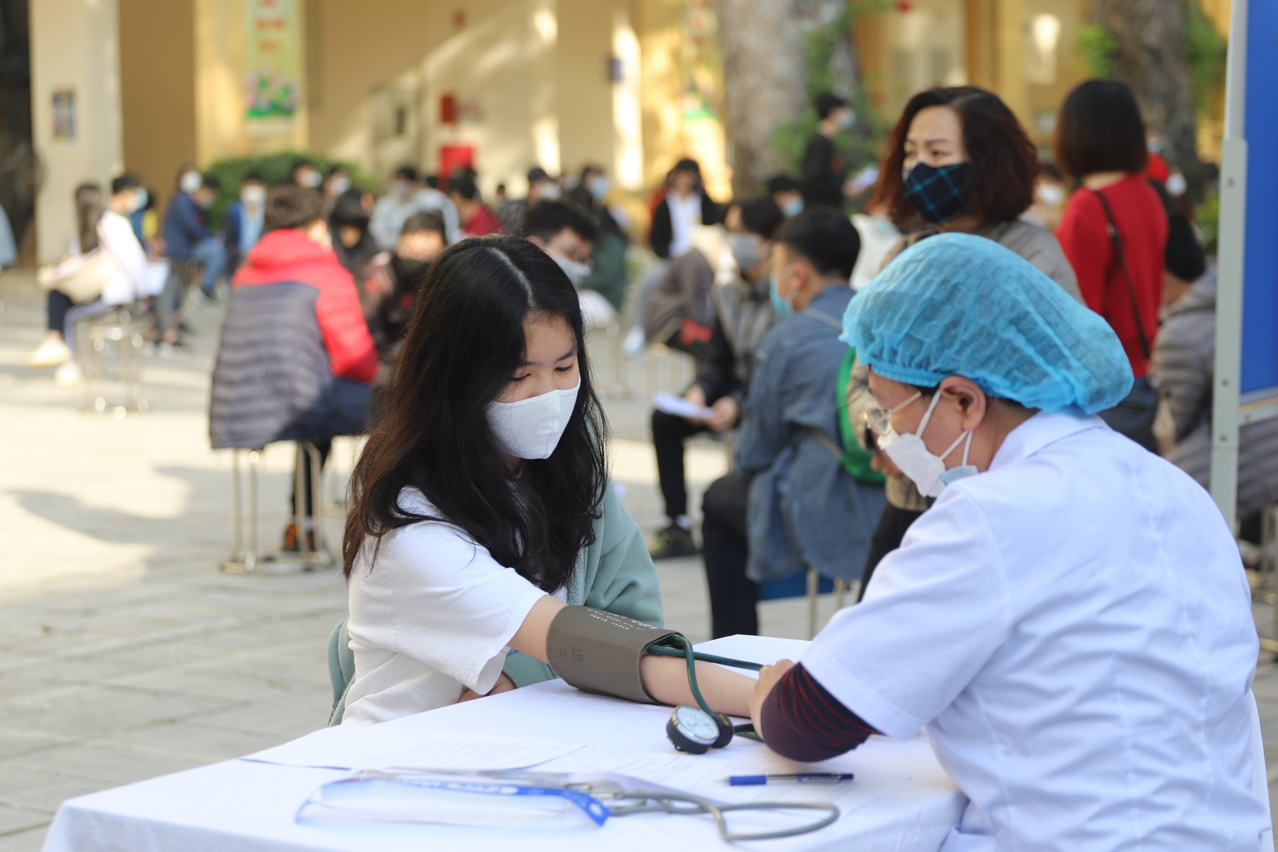 Các học sinh đến trường THCS Trưng Vương tiêm được chia theo từng nhóm lớp, với từng khung giờ, vị trí khác nhau để đảm bảo công tác tiêm chủng được thuận lợi.