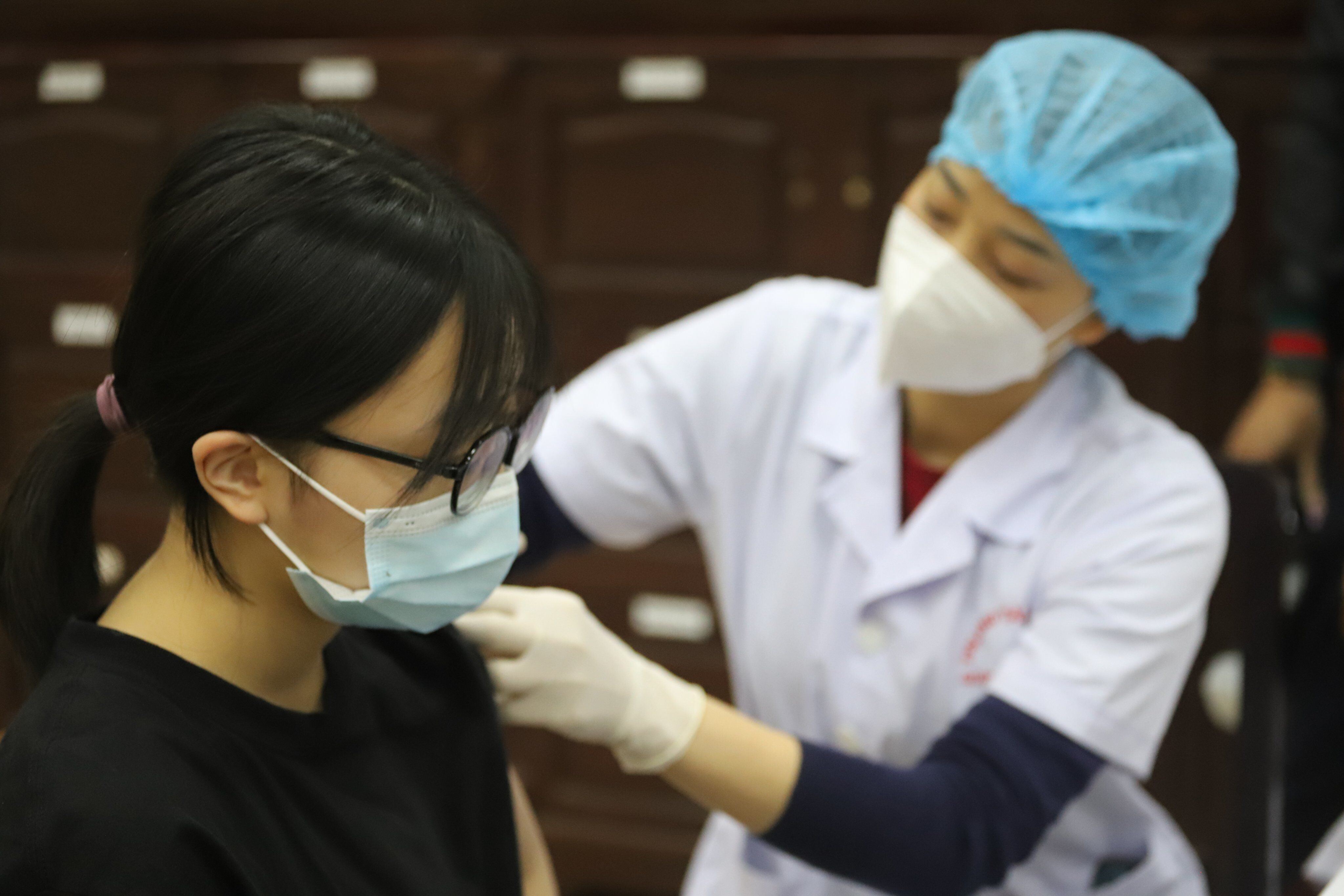Theo kế hoạch của quận Hoàn Kiếm, trong hôm nay, quận sẽ tiến hành tiêm vaccine cho toàn bộ các đối tượng là các em học sinh khối 9 (hơn 3.500 học sinh).