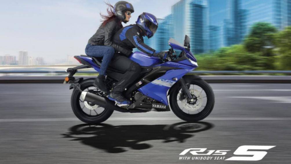 Yamaha R15S 2022 sở hữu phần yên ngồi liền thân mới mang đến cảm giác thoải mái hơn