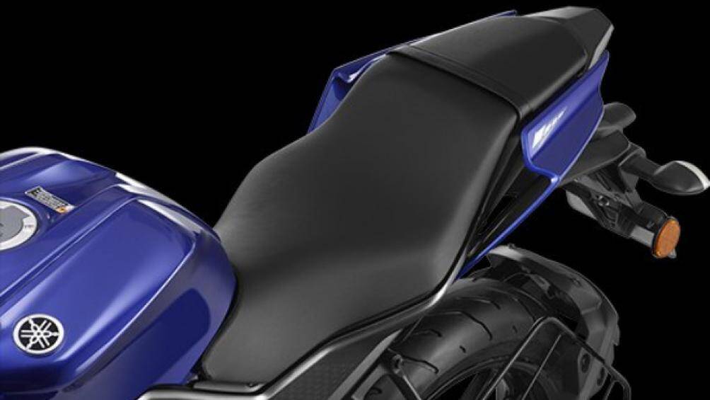 Xe tạo được nét ấn tượng với bình xăng cơ bắp, cản trước khí động học và đuôi xe sắc nét