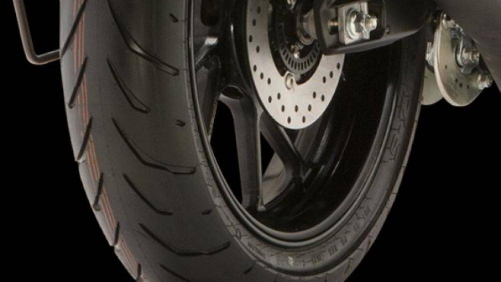 Một số trang bị nổi bật trên xe gồm hệ thống treo có phuộc lồng trước và giảm xóc đơn phía sau