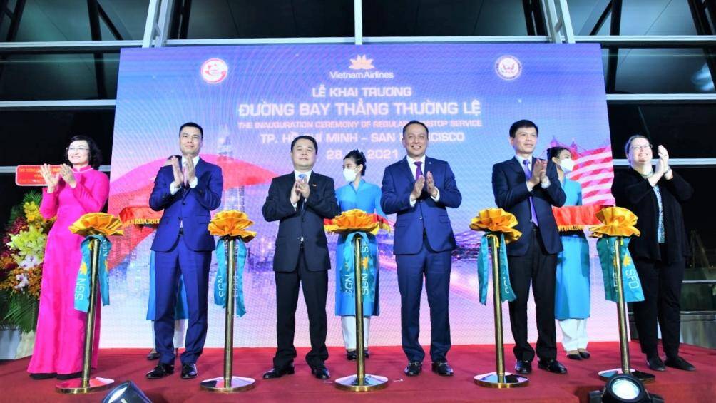 Sáng nay, chuyến bay mang số hiệu VN98 của Hãng hàng không Quốc gia Việt Nam - Vietnam Airlines đã hạ cánh tại sân bay San Francisco, trở thành chuyến bay lịch sử đánh dấu sự kiện đường bay thẳng thương mại thường lệ giữa Việt Nam và Mỹ chính thức được khai mở. Cho đến nay, Vietnam Airlines là hãng hàng không Việt Nam đầu tiên và duy nhất khai thác đường bay thẳng thường lệ đến Mỹ, đồng nghĩa với việc VN98 là chuyến bay thường lệ đầu tiên trong lịch sử trên đường bay giữa Việt Nam và Mỹ do một hãng hàng không Việt Nam thực hiện. Trong ảnh, các đại biểu cắt băng khai trương đường bay thẳng thường lệ Việt Nam - Mỹ của Vietnam Airlines.