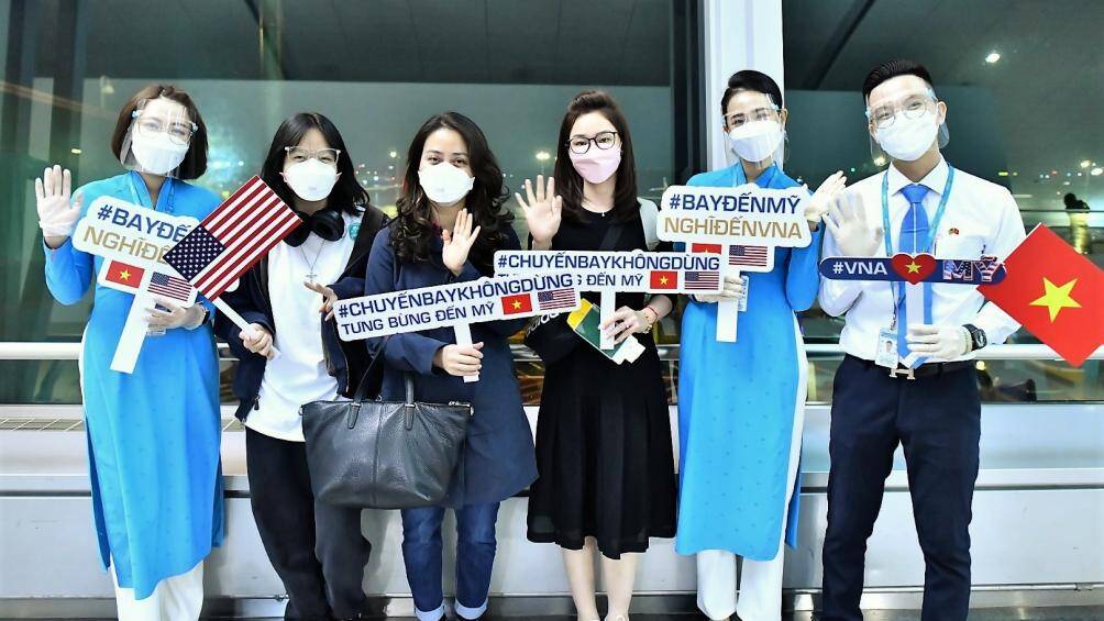 Những hành khách đầu tiên trên đường bay thường lệ đến Mỹ.