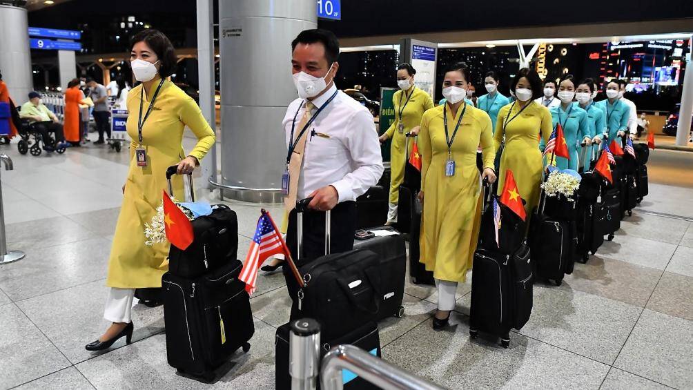 Tổ bay sẵn sàng lên đường làm nhiệm vụ đặc biệt.
Chuyến bay VN98 khởi hành từ sân bay Tân Sơn Nhất lúc 20h57 ngày 28/11 và hạ cánh tại sân bay San Francisco lúc 19h42 ngày 28/11 (giờ địa phương, tức 10h42 sáng ngày 29/11 giờ Việt Nam). Tổng thời gian bay thẳng không điểm dừng từ TP.HCM đến San Francisco là 13 tiếng 45 phút. Chuyến bay được thực hiện bằng tàu bay Boeing 787-9 Dreamliner, một trong những dòng tàu bay thân rộng hiện đại nhất thế giới của nhà sản xuất máy bay Boeing (Mỹ). Đây cũng là một trong các tàu bay có tầm bay lớn nhất của Vietnam Airlines - yếu tố quan trọng góp phần thực hiện thành công hành trình bay dài hơn 13.000km từ TP.HCM đến San Francisco.