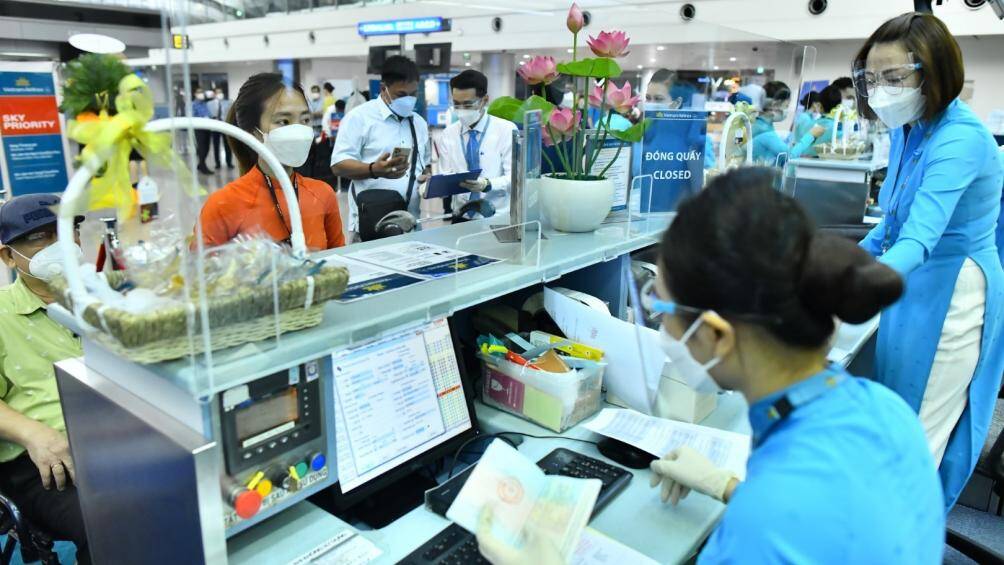 Hành khách làm thủ tục và di chuyển lên tàu bay.