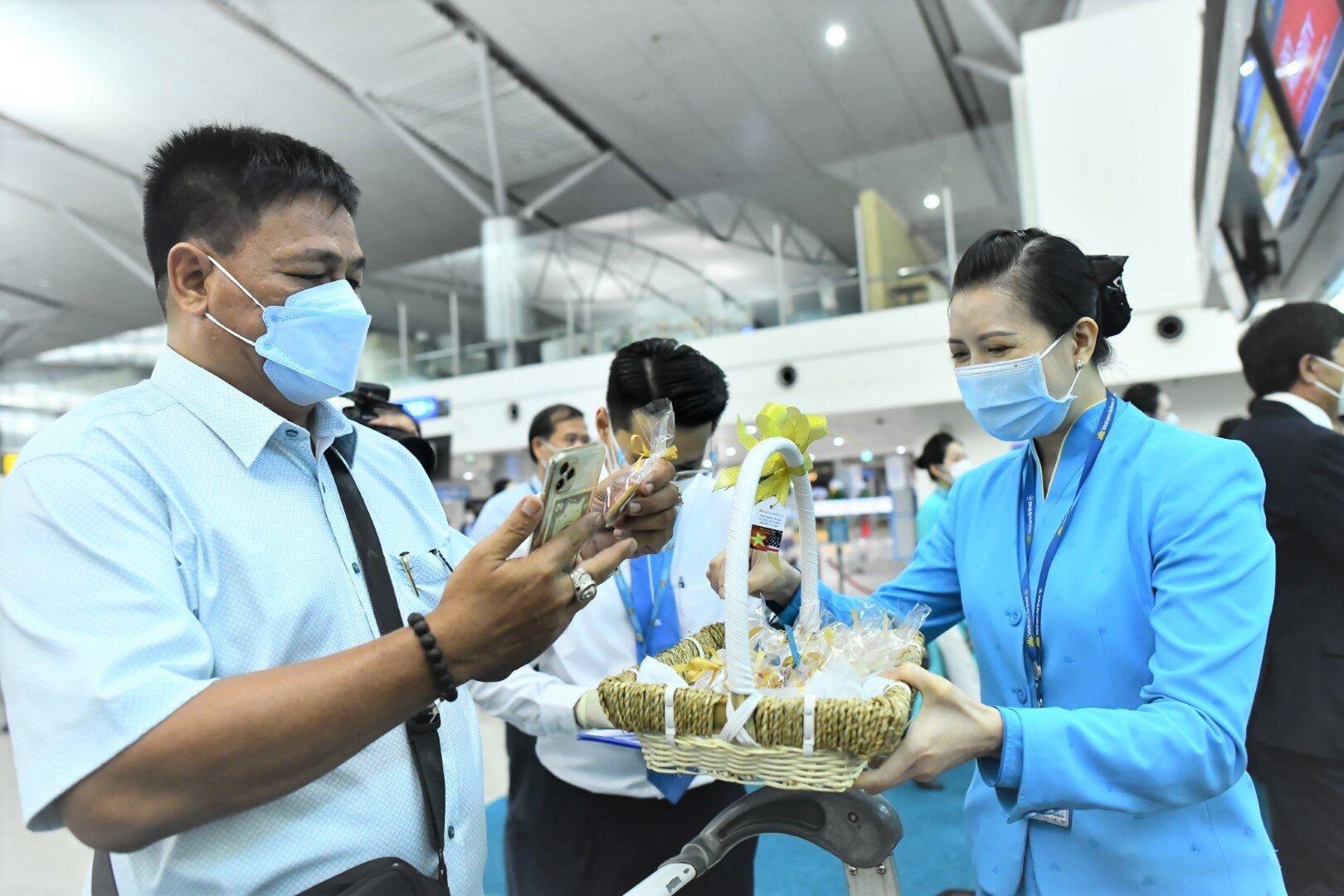 Một trong những điểm nhấn của chuyến bay là suất ăn đặc biệt do Vietnam Airlines phối hợp cùng Đại sứ quán, Lãnh sự quán Mỹ, Bộ Nông nghiệp Mỹ và các Hiệp hội nông sản của Mỹ tại Việt Nam chuẩn bị để dành tặng hành khách. Suất ăn gồm các đặc sản chất lượng cao và giàu dinh dưỡng được sản xuất và chế biến tại Mỹ như rượu vang, phô-mai, nho California; táo Washington; việt quất và hạt hồ đào Mỹ. Ngoài suất ăn này, hành khách trên chuyến bay còn được phục vụ 02 bữa ăn chính và 1 bữa ăn nhẹ khác.