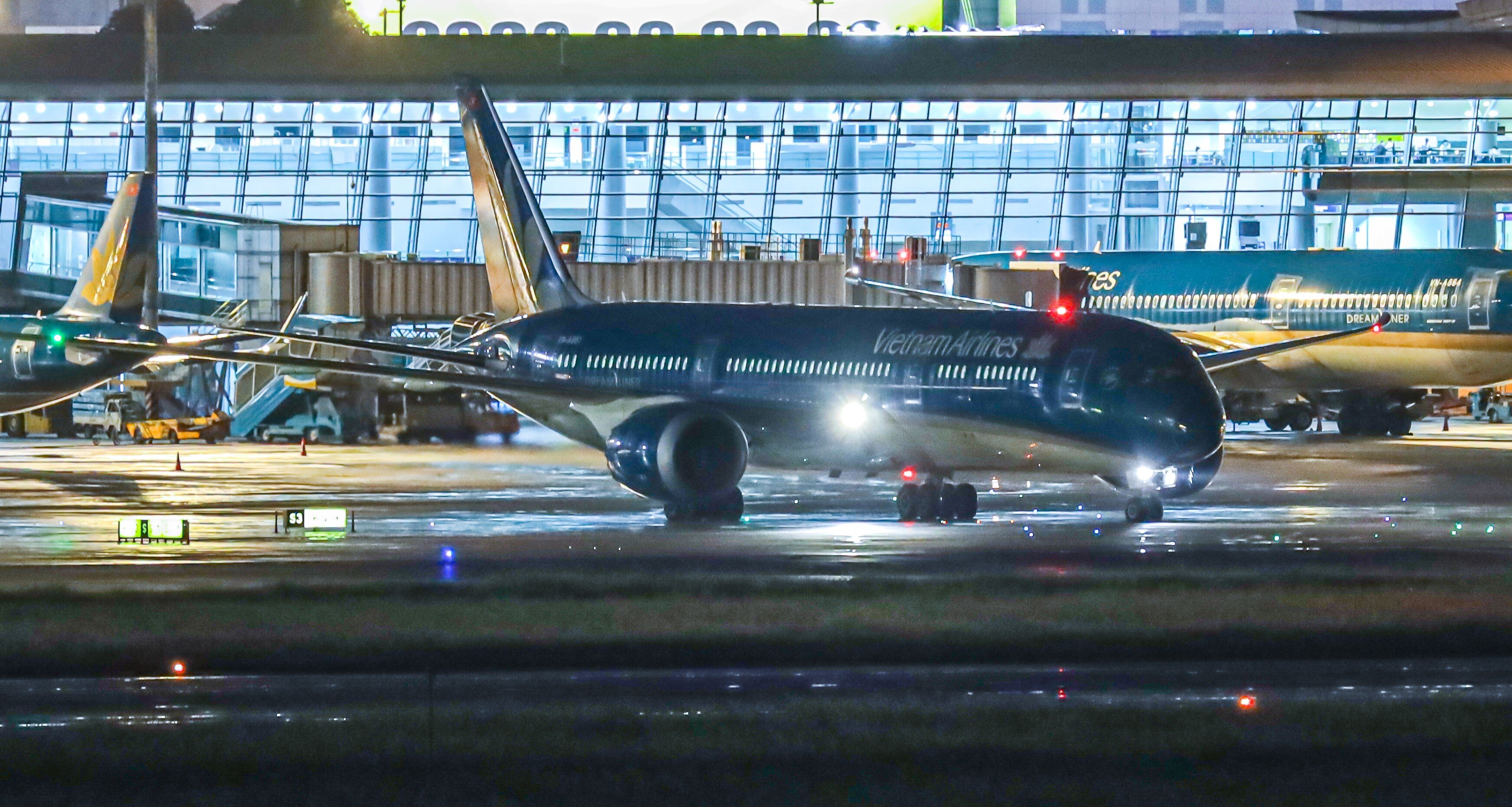 Tàu bay lăn bánh, chuẩn bị cất cánh từ sân bay Tân Sơn Nhất. Hiện nay Mỹ là một trong những nước có số lượng Việt kiều và du học sinh Việt Nam lớn nhất thế giới. Thị trường hàng không Việt - Mỹ ước đạt 1,4 triệu lượt khách vào năm 2019, tăng trưởng trung bình 8%/năm giai đoạn 2017-2019. Đây là thị trường có dung lượng đến Việt Nam lớn thứ 10 và thị trường lớn nhất chưa có đường bay thẳng đến Việt Nam trước đó.