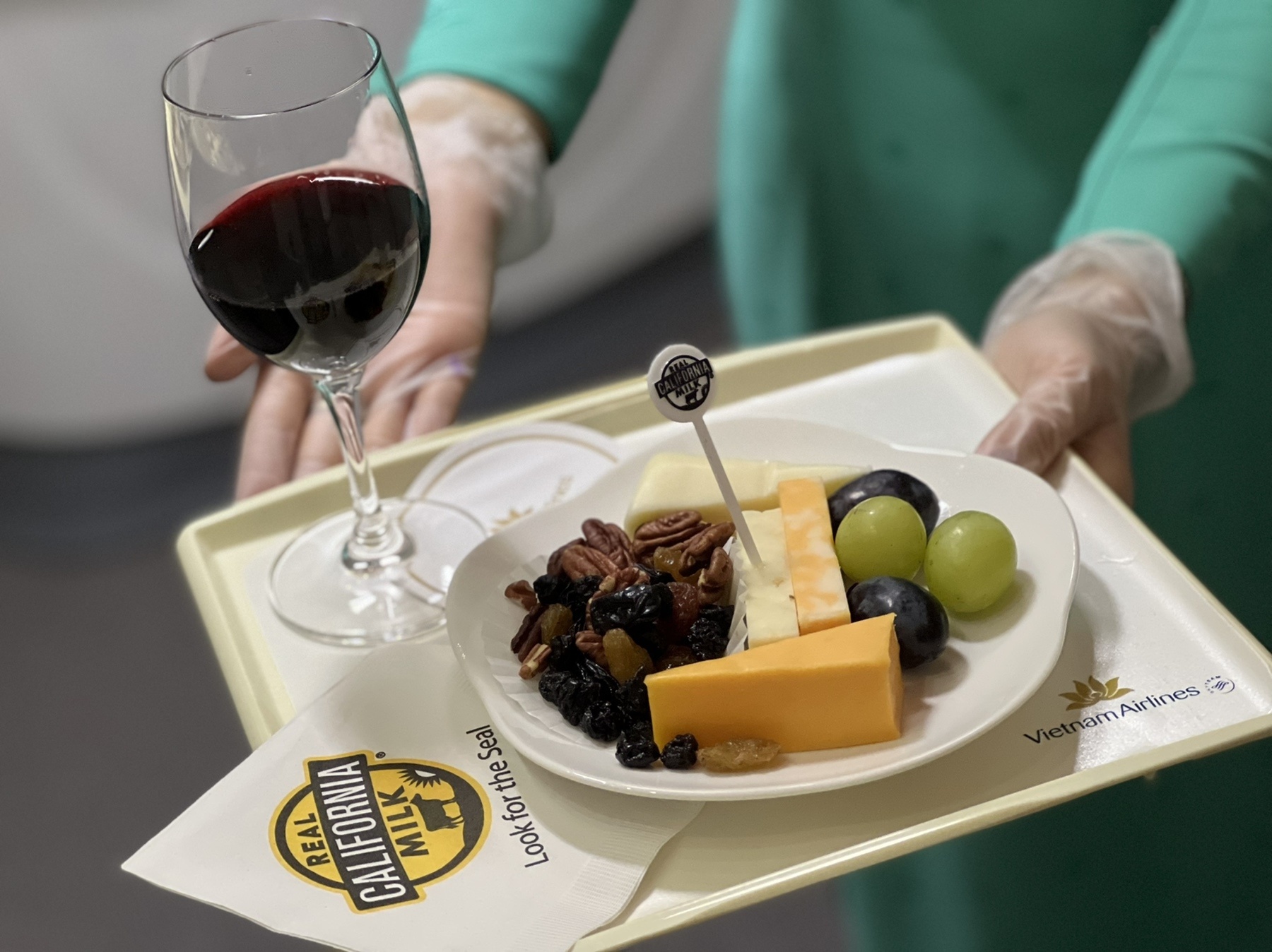 Suất ăn đặc biệt dành riêng cho hành khách trên chuyến bay VN98, trong đó có nhiều nông phẩm là đặc sản của Mỹ.