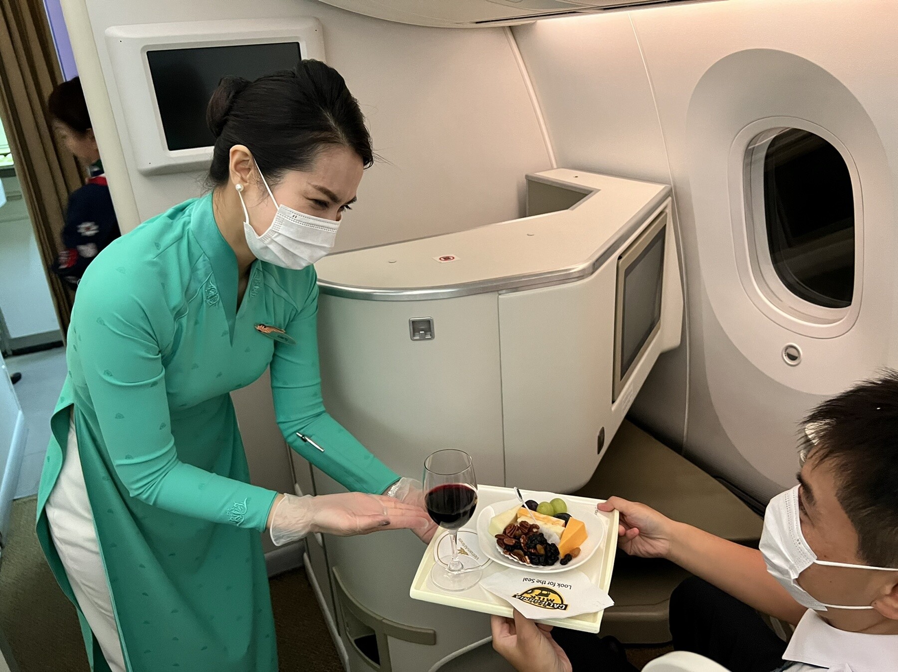 Một trong những điểm nhấn của chuyến bay là suất ăn đặc biệt do Vietnam Airlines phối hợp cùng Đại sứ quán, Lãnh sự quán Mỹ, Bộ Nông nghiệp Mỹ và các Hiệp hội nông sản của Mỹ tại Việt Nam chuẩn bị để dành tặng hành khách. Suất ăn gồm các đặc sản chất lượng cao và giàu dinh dưỡng được sản xuất và chế biến tại Mỹ như rượu vang, phô-mai, nho California; táo Washington; việt quất và hạt hồ đào Mỹ. Ngoài suất ăn này, hành khách trên chuyến bay còn được phục vụ 02 bữa ăn chính và 1 bữa ăn nhẹ khác.