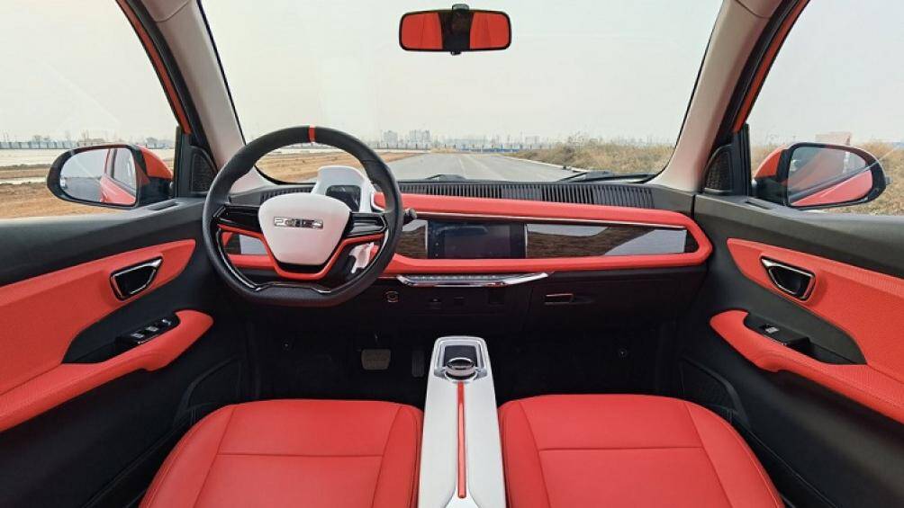 Bên trong Pocco Meimei là không gian nội thất bọc da phối màu đen - đỏ hoặc đen - xanh dương và chỉ có 2 chỗ ngồi