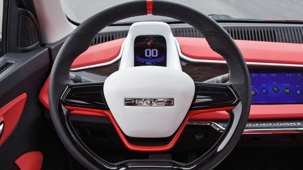 Màn hình cảm ứng 7 inch nằm trên mặt táp-lô ốp gỗ và màn hình LCD 5 inch sau vô lăng, xe còn có bệ tì tay trung tâm tích hợp núm xoay chuyển số