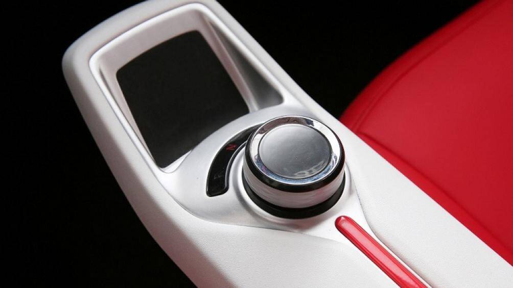 Những trang bị đáng chú ý khác của Pocco Meimei bao gồm cửa sổ chỉnh điện, nút bấm khởi động máy, camera lùi, kết nối Bluetooth và cửa cốp chỉnh điện...