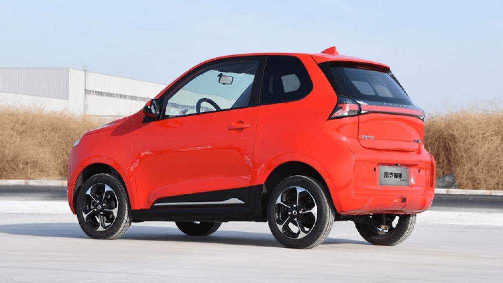 Thứ nhất là mô-tơ điện có công suất tối đa 14 mã lực, đi với cụm pin 9,2 kWh, cho phép xe chạy được 116 km sau khi sạc đầy pin