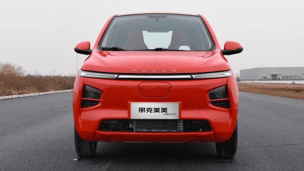 Trên đầu xe, Pocco Meimei có dải đèn LED định vị ban ngày nằm ngang nối với nẹp mạ crôm ở giữa, ở dưới là cụm đèn pha, được đặt trong hốc hình thang