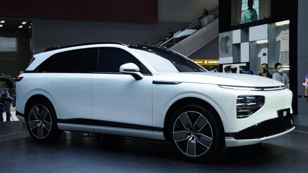 Xpeng G9 cũng có một đường gân nổi rõ dưới của sổ cũng như hệ thống cửa kính tối màu với cột C màu đen