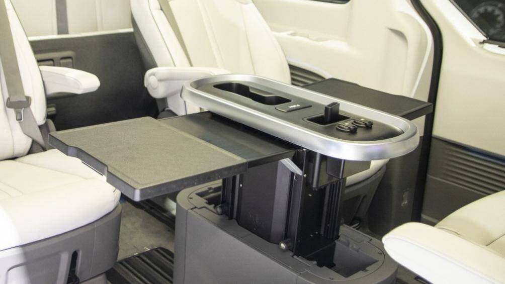 Ở phiên bản 7 chỗ, xe sẽ có 2 ghế thương gia nằm tách rời nhau ở hàng giữa. Trong khi đó, phiên bản 9 chỗ lại đi kèm 4 ghế giữa có thể xoay mặt vào nhau