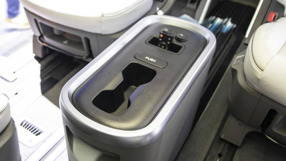 Chưa hết, ở giữa Hyundai Staria Lounge Limousine còn có cụm điều khiển trung tâm mới mang tên Universal Island, tích hợp 2 hộc đựng cốc