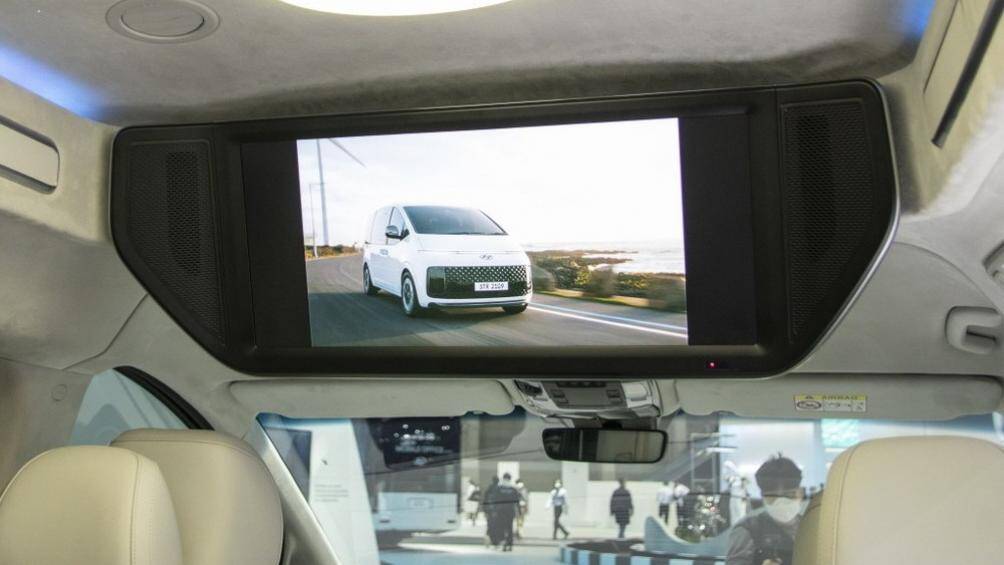 Điểm nhấn đầu tiên của Hyundai Staria Lounge Limousine là màn hình TV 25 inch treo trên trần xe