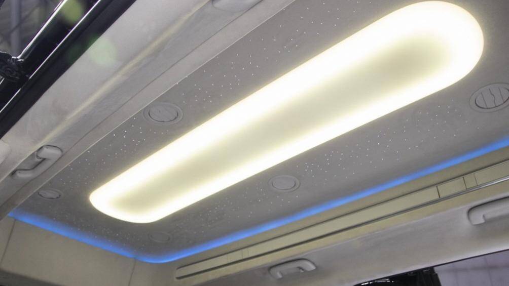 Đặc biệt, Hyundai Staria Lounge Limousine còn có trần xe bầu trời sao theo phong cách của Rolls-Royce
