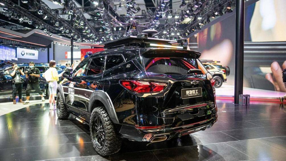 Chevrolet Blazer Mobile Command Center được trang bị kỹ càng từ bên ngoài vào trong để phục vụ, bảo vệ và chống trả kẻ địch